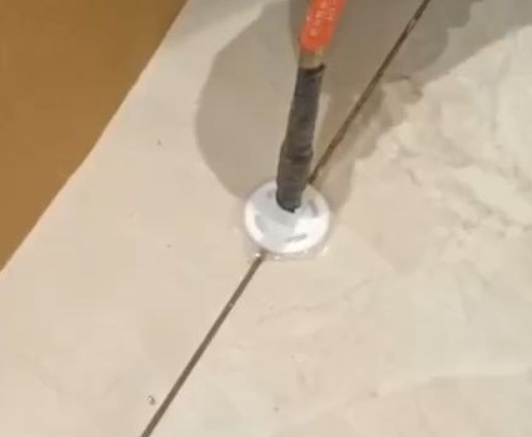 达州瓷砖空鼓维修公司专业解答瓷砖在铺贴过程中，如果没有涂抹均匀到位的粘结材料（如水泥砂浆或瓷砖胶），可能会导致以下问题