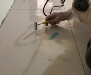 达州瓷砖开裂维修公司专业分享瓷砖在铺贴前如果没有沥干水分，将会导致以下问题