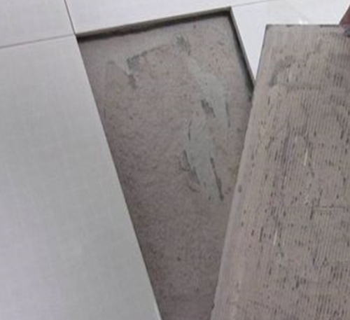 达州瓷砖空鼓维修公司分享瓷砖铺贴时如果打浆（即涂抹在瓷砖背面和基层上的砂浆或瓷砖胶）过少，会带来以下问题